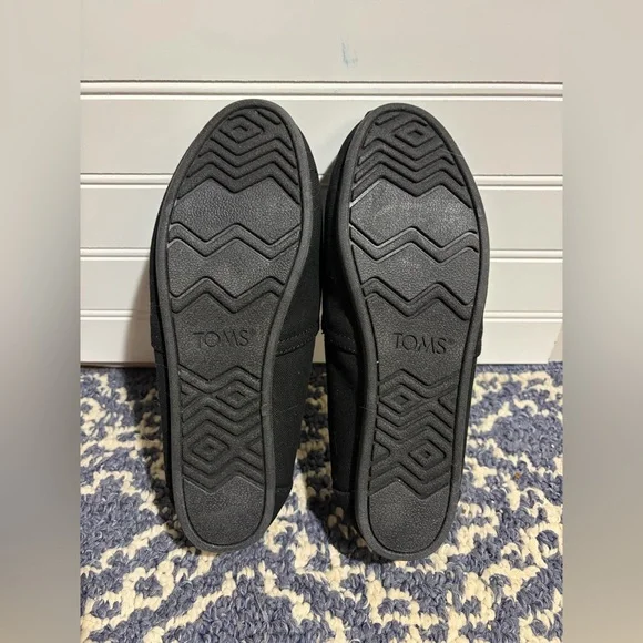 Toms NWT- Black/ Black Canvas Slip-On Flats - Picture 3 of 4